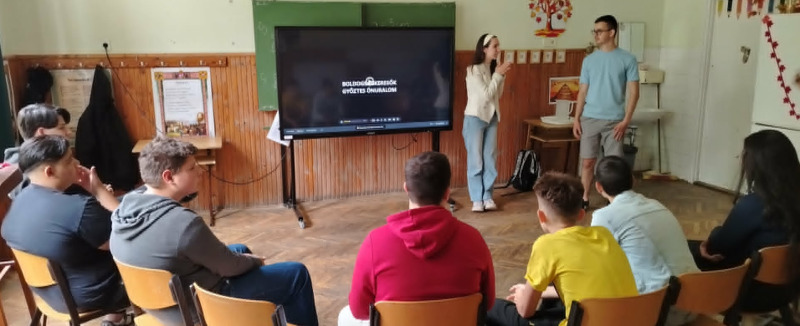 Május 11-én ismét a Boldogságkeresők önkéntesei látogattak el a hetedik és nyolcadik évfolyamos tanulóinkhoz.